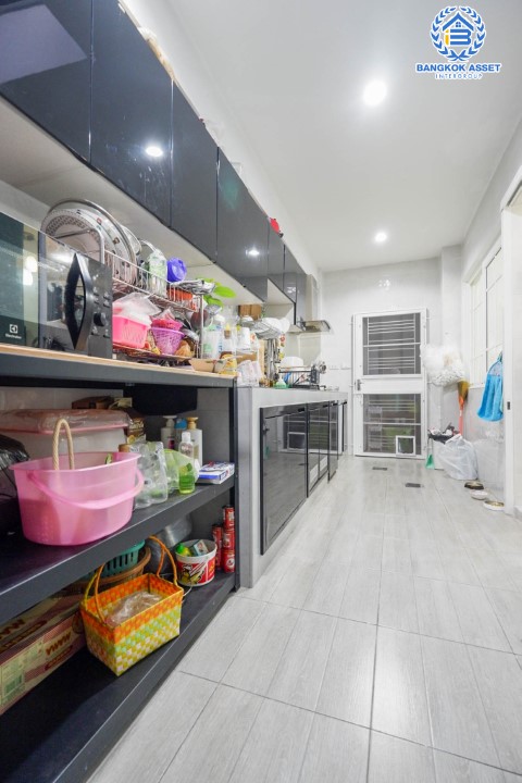 *****ทาวน์เฮ้าส์มือสองย่านนนทบุรี ม.โกลเด้นทาวน์2 ปิ่นเกล้า-จรัญสนิทวงศ์ หลังมุม! เนื้อที่กว้างขวางถึงเกือบ 29 ตร.ว. ฟังก์ชันจัดเต็ม 4 ห้องนอน 3 ห้องน้ำ 2 ที่จอดรถ บ้านสวยพร้อมอยู่ ใกล้รถไฟฟ้าสายสีแดง "สถานีบางบำหรุ" และทางด่วน "ศรีรัช-วงแหวนรอบนอก" จองเลย!